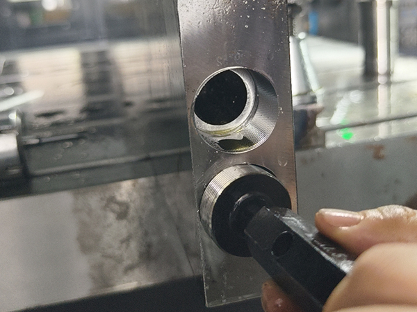 How to adjust cutting parameters based on the wear of CNC deep hole drilling tools?